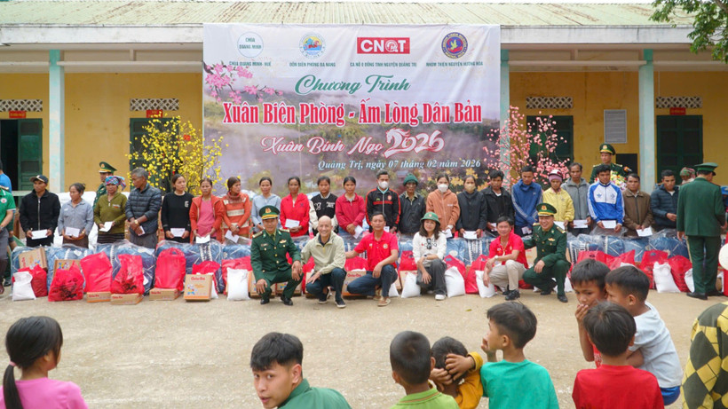 Đồn Biên phòng Ba Nang phối hợp các nhà hảo tâm trao quà cho người dân xã Đakrông.