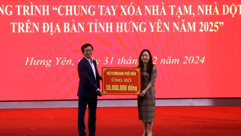 Mặt trận Tổ quốc tỉnh Hưng Yên tiếp nhận tiền ủng hộ Chương trình "Chung tay xóa nhà tạm, nhà dột nát" trên địa bàn tỉnh Hưng Yên.