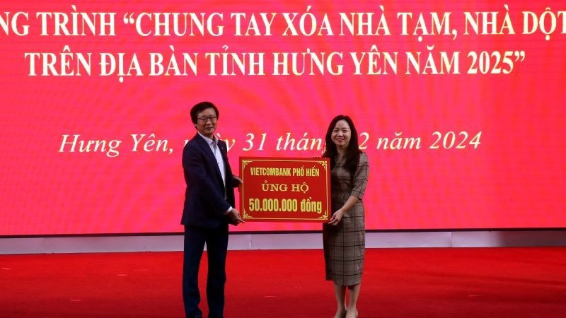 Mặt trận Tổ quốc tỉnh Hưng Yên tiếp nhận tiền ủng hộ Chương trình "Chung tay xóa nhà tạm, nhà dột nát" trên địa bàn tỉnh Hưng Yên.