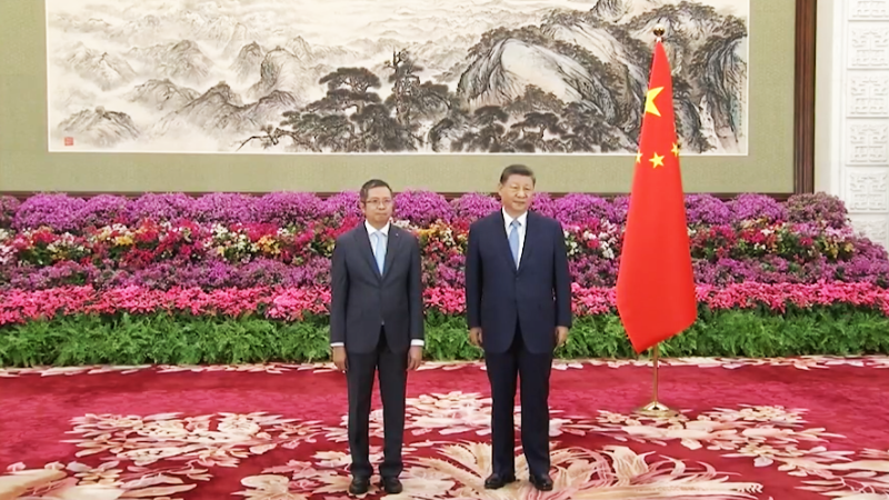 Chủ tịch Trung Quốc Tập Cận Bình chụp ảnh với Đại sứ Phạm Thanh Bình. (Ảnh chụp màn hình CCTV)