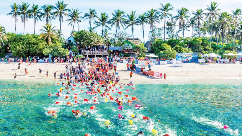 Giải bơi vượt biển ở Lý Sơn là trải nghiệm thú vị đối với những người yêu bơi lội trong và ngoài nước.