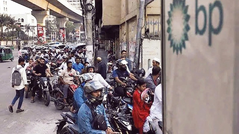 Người dân Bangladesh xếp hàng mua xăng do lo ngại giá tăng mạnh.