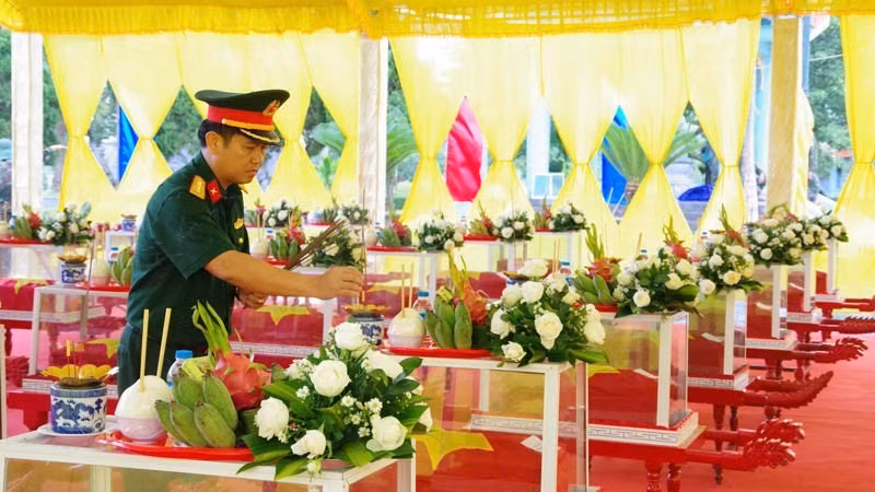 Dâng nén hương thơm trước anh linh các anh hùng liệt sĩ Thành cổ Quảng Trị trước khi mời các anh về an nghỉ ở nghĩa trang. 