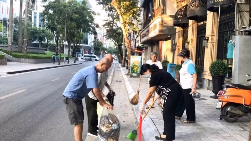 Người dân vệ sinh môi trường chào mừng Đại lễ. 