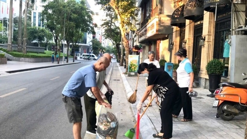 Người dân vệ sinh môi trường chào mừng Đại lễ. 