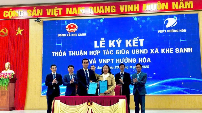 Lãnh đạo xã Khe Sanh và VNPT Hướng Hóa ký kết thỏa thuận hợp tác.