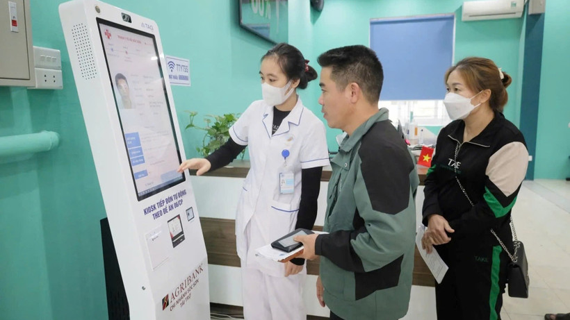 Ki-ốt tiếp nhận khám, chữa bệnh tự động phục vụ người dân khi đến đăng ký khám tại Trạm Y tế xã Sóc Sơn. (Ảnh THẢO TRẦN)