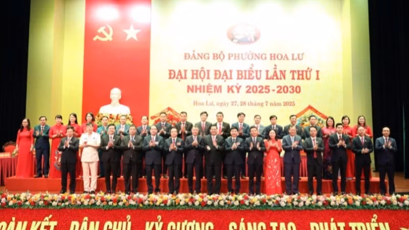 Các đồng chí lãnh đạo Trung ương và tỉnh chụp ảnh lưu niệm với các đồng chí Ban chấp hành Đảng bộ phường Hoa Lư, nhiệm kỳ 2025-2030. (Ảnh: Trường Giang)