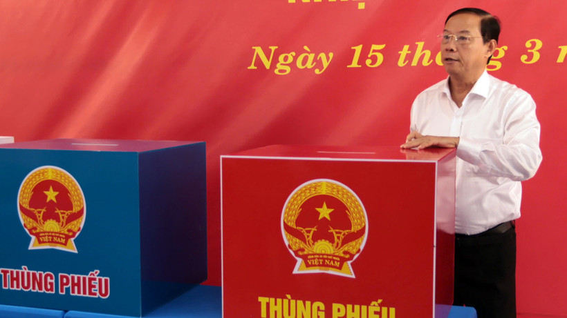 Đồng chí Nguyễn Văn Thọ kiểm tra một điểm bầu cử ở xã Long Hải, Thành phố Hồ Chí Minh. 