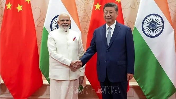 Thủ tướng Ấn Độ Narendra Modi (trái) và Chủ tịch Trung Quốc Tập Cận Bình tại cuộc gặp ở Thiên Tân, Trung Quốc ngày 31/8/2025. (Ảnh: ANI/TTXVN)