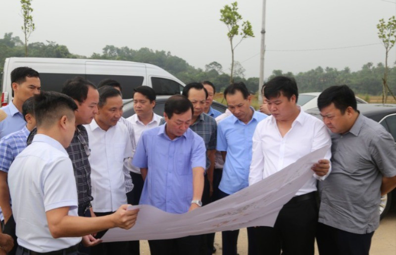 Cán bộ huyện Cẩm Khê, tỉnh Phú Thọ kiểm tra công tác giải phóng mặt bằng Khu công nghiệp Cẩm Khê.