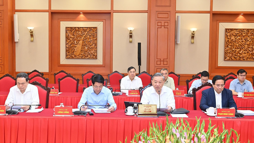 Tập thể Bộ Chính trị làm việc với ban thường vụ các Đảng ủy trực thuộc Trung ương. (Ảnh: ĐĂNG KHOA)