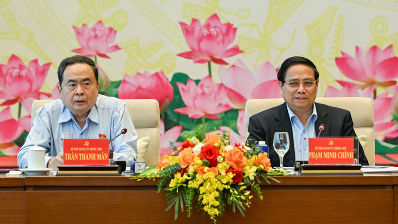 Bí thư Đảng ủy Chính phủ, Thủ tướng Chính phủ Phạm Minh Chính và Bí thư Đảng ủy Quốc hội, Chủ tịch Quốc hội Trần Thanh Mẫn chủ trì hội nghị.