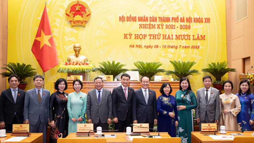 Bí thư Thành ủy Hà Nội Bùi Thị Minh Hoài, Phó Chủ tịch Quốc hội Vũ Hồng Thanh và các đại biểu tại phiên khai mạc kỳ họp.