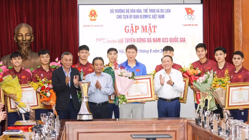 Bộ trưởng Văn hóa, Thể thao và Du lịch Nguyễn Văn Hùng gặp mặt, tuyên dương U23 Việt Nam.