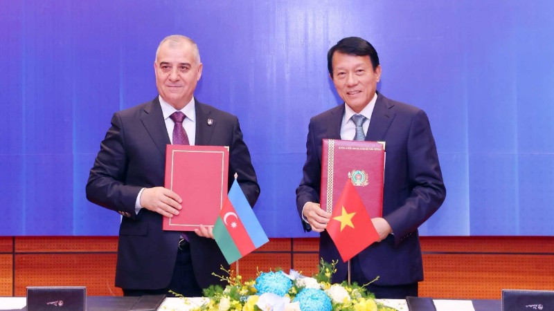 Đại tướng Lương Tam Quang, Bộ trưởng Công an và Giám đốc An ninh quốc gia Azerbaijan Ali Nagiyev ký kết Thỏa thuận hợp tác trong lĩnh vực an ninh giữa hai Bộ. (Ảnh: TTXVN)