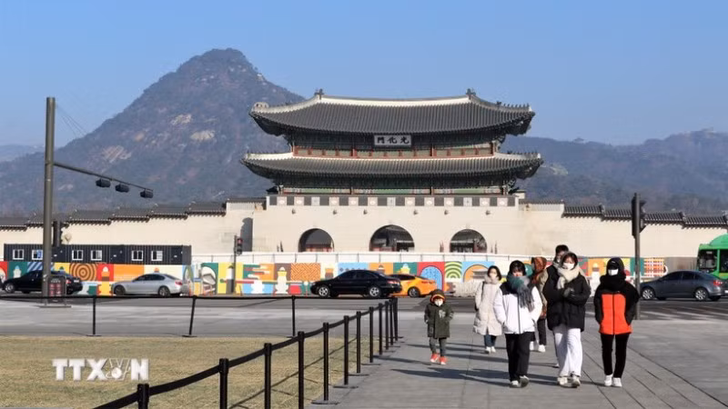 Du khách tham quan quảng trường Gwanghwamun. (Ảnh: Khánh Vân/TTXVN)