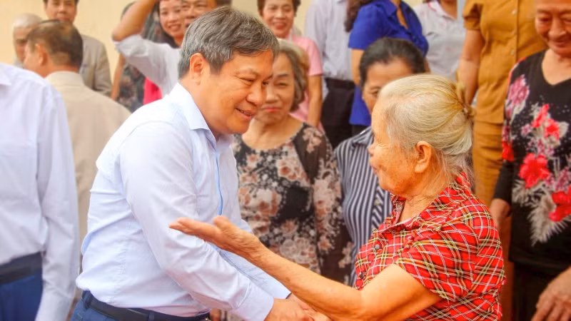 Đồng chí Vũ Đại Thắng, Ủy viên Trung ương Đảng, Bí thư Tỉnh ủy, Trưởng Đoàn đại biểu Quốc hội tỉnh trao đổi cùng các đảng viên Chi bộ khu phố 1, phường Việt Hưng.