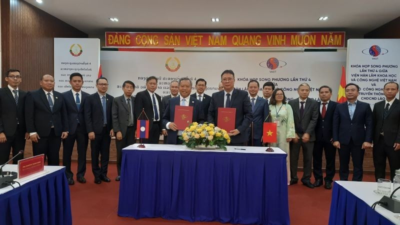 Giáo sư, Viện sĩ Châu Văn Minh và Giáo sư, Viện sĩ Boviengkham Vongdara ký kết Biên bản Khóa họp song phương lần thứ tư.
