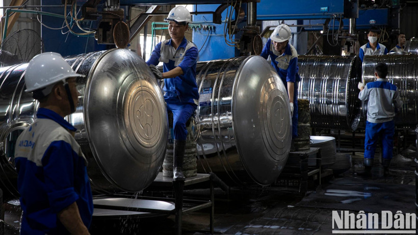 Công nhân Công ty Tân Á Đại Thành đang làm việc.