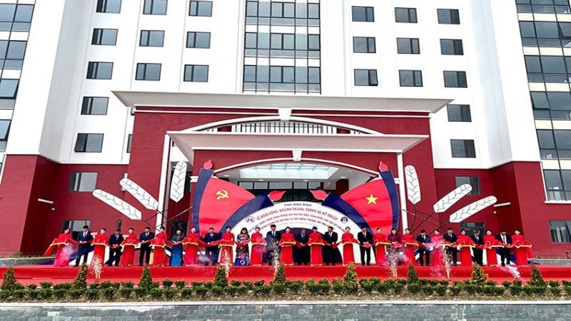 Các đại biểu cắt băng khánh thành dự án xây dựng Trường đại học Hoa Lư.