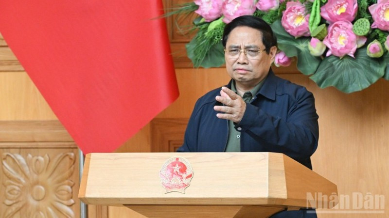 Thủ tướng Chính phủ Phạm Minh Chính phát biểu ý kiến chỉ đạo tại cuộc họp khẩn bàn giải pháp khắc phục hậu quả mưa lũ lịch sử ở miền trung. (Ảnh: TRẦN HẢI)