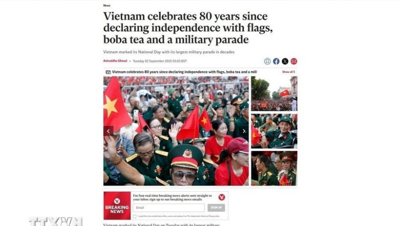 Bài báo đăng ngày 2/9/2025 trên Tờ The Independent (Anh) mô tả chi tiết Lễ kỷ niệm, diễu binh, diễu hành hành dưới sự cổ vũ nồng nhiệt của người dân trong sắc áo cờ đỏ sao vàng. (Ảnh: TTXVN)
