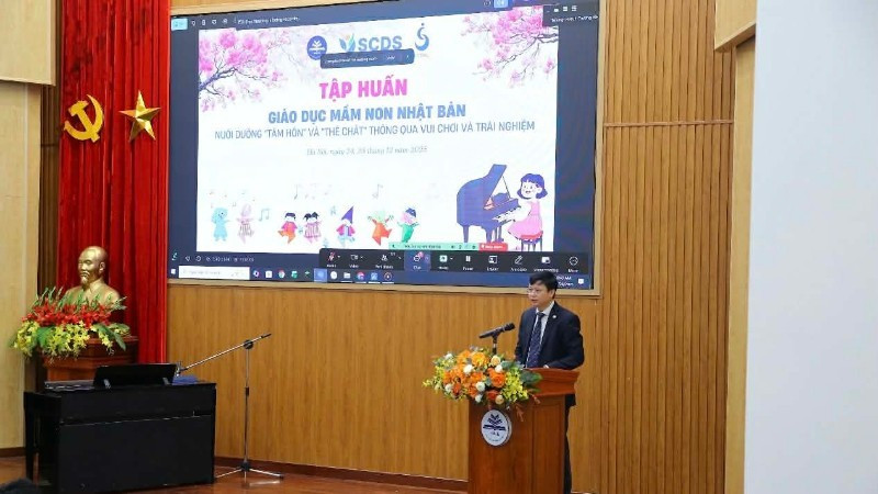 Phó Giáo sư, Tiến sĩ Nguyễn Văn Hiền, Bí thư Đảng ủy, Chủ tịch Hội đồng Trường đại học Sư phạm Hà Nội phát biểu tại chương trình.