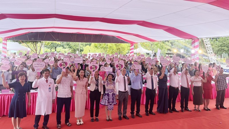 Lãnh đạo Bộ Y tế, Ủy ban nhân dân, Hội đồng nhân dân tỉnh Lào Cai và các đại biểu tham gia Lễ phát động Tuần lễ làm mẹ an toàn năm 2025. (Ảnh: Trung Tuyến)