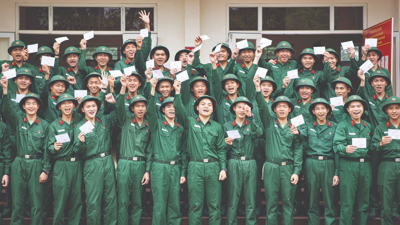 Chiến sĩ mới Trung đội 14, Đại đội 15 (Tiểu đoàn 4, Lữ đoàn 144, Bộ Tổng Tham mưu) hân hoan cầm trên tay phiếu cử tri ở đơn vị mới. (Ảnh: QUANG PHONG)