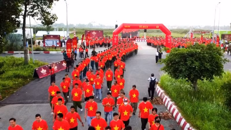 Cán bộ chiến sĩ, công chức, viên chức, học sinh, sinh viên, người lao động và nhân dân trên địa bàn tỉnh Tây Ninh đi bộ “Cùng việt nam tiến bước”.