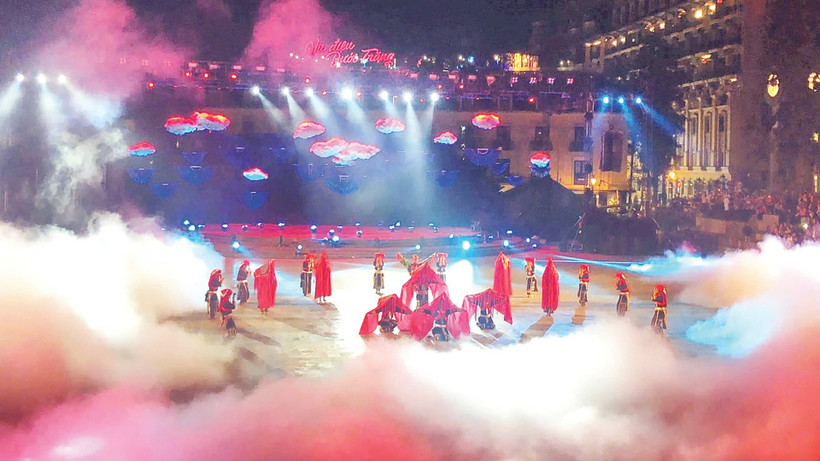 Một chương trình biểu diễn nghệ thuật quy mô tại Sa Pa. (Ảnh LỮ MAI)