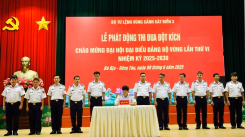 Quang cảnh lễ phát động thi đua đột kích.