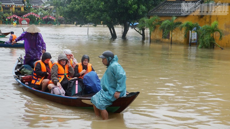 Nhiều khách sạn bị ngập chủ động gọi thuyền di chuyển du khách đến nơi cao ráo.