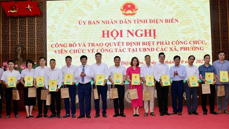 Đồng chí Lê Thành Đô, Phó Bí thư Tỉnh ủy, Chủ tịch Ủy ban nhân dân tỉnh Điện Biên trao Quyết định cho các công chức, viên chức được biệt phái về làm nhiệm vụ tại các xã, phường. 