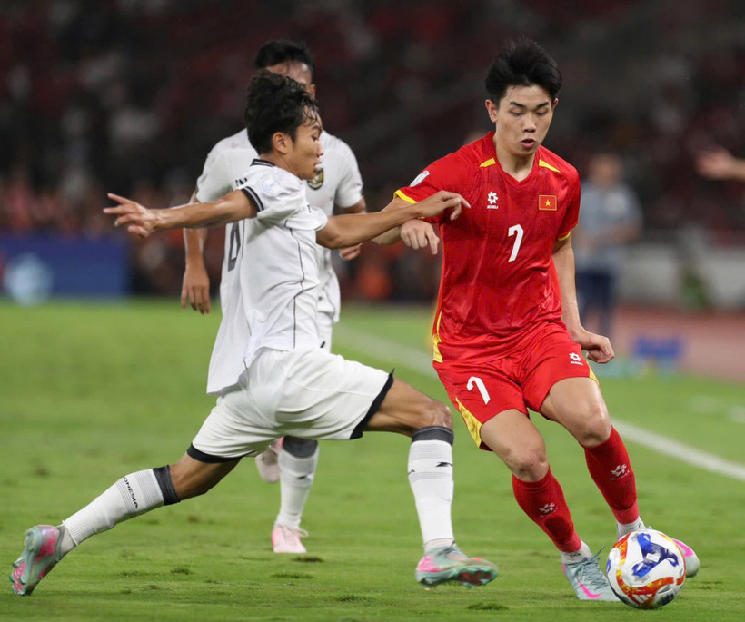 Pha tranh bóng giữa các cầu thủ U23 Việt Nam và Indonesia. (Ảnh: VFF)