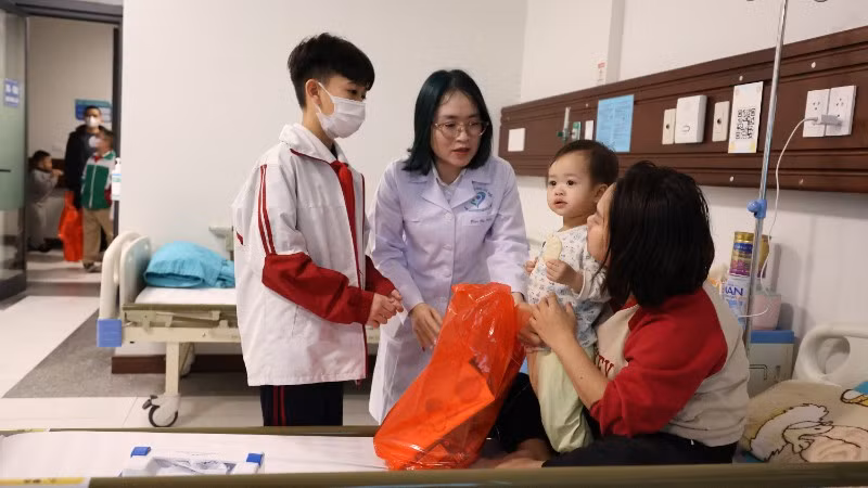 Chương trình thiện nguyện “Tết sẻ chia năm 2026” được tổ chức nhằm mang không khí ấm áp đầu Xuân, động viên tinh thần các bệnh nhi đang điều trị nội trú, đồng thời lan tỏa giá trị nhân ái trong môi trường giáo dục.