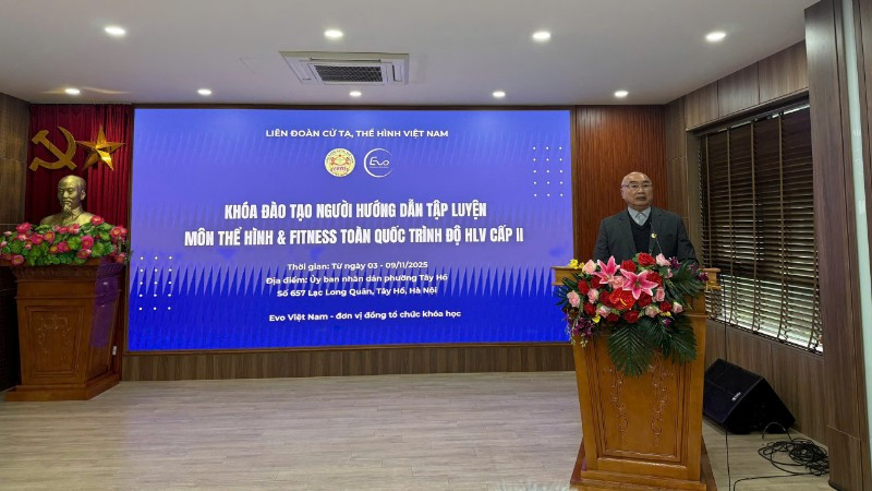 Phó Chủ tịch Liên đoàn Cử tạ-Thể hình Việt Nam Huỳnh Ngọc Minh phổ biến quy định, nội quy của khóa học tới các học viên tại buổi lễ khai giảng.