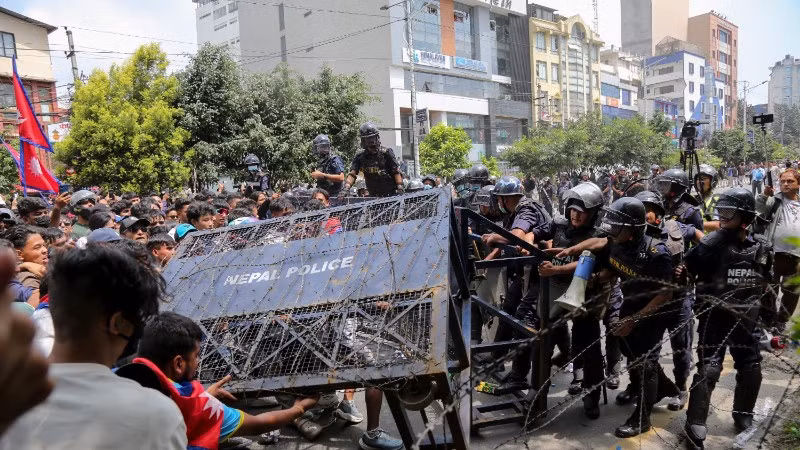 Cảnh sát ngăn dòng người biểu tình bạo loạn phản đối Chính phủ tại thủ đô Kathmandu, Nepal ngày 8/9/2025. (Ảnh: Anadolu Agency/TTXVN) 