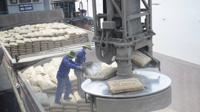 Xuất xi-măng tại cảng của VICEM Hoàng Thạch. (Ảnh MẠNH HƯNG)