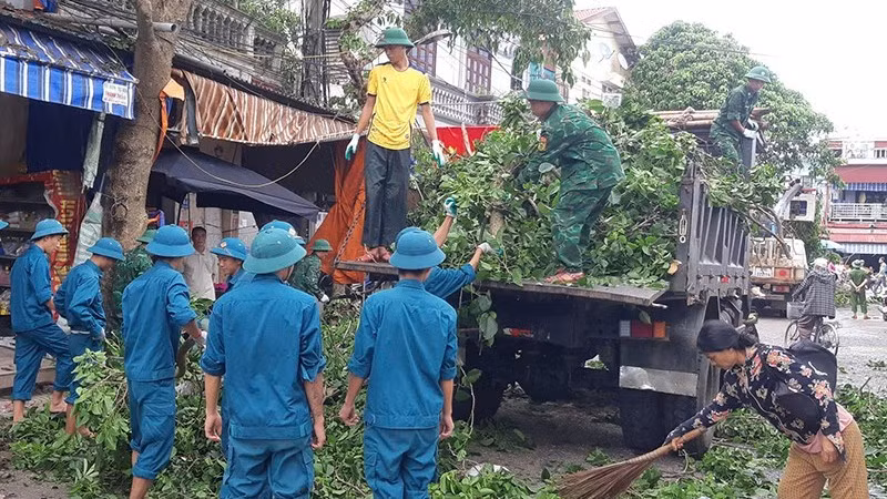 Lực lượng vũ trang tỉnh Thanh Hóa cùng nhân dân khắc phục hậu quả mưa, bão số 5.