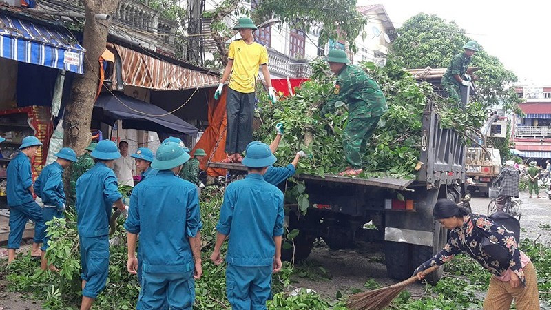 Lực lượng vũ trang tỉnh Thanh Hóa cùng nhân dân khắc phục hậu quả mưa, bão số 5.