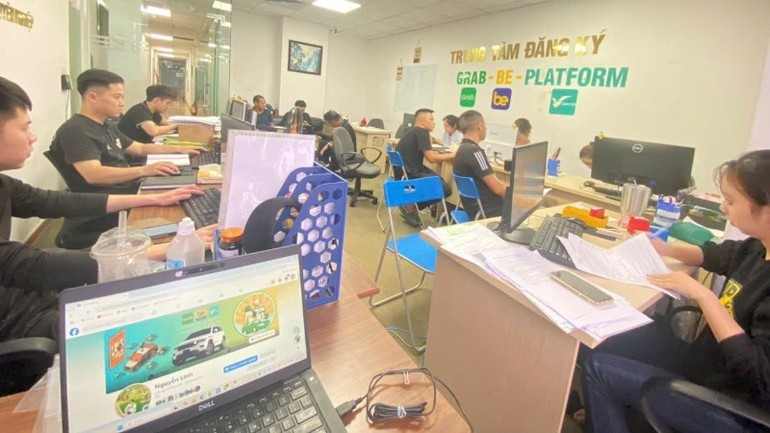 Hợp tác xã vận tải Hợp Tiến hỗ trợ tài xế đăng ký dịch vụ chạy xe công nghệ.