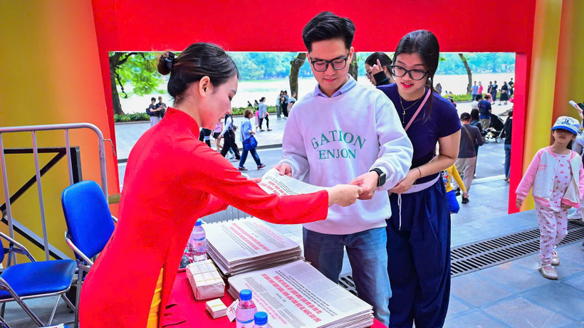 Đông đảo độc giả trẻ tìm hiểu không gian trưng bày “Toàn văn Dự thảo các văn kiện Đại hội XIV của Đảng” tại khuôn viên Báo Nhân Dân, 71 Hàng Trống, Hà Nội. (Ảnh: BẢO LONG)