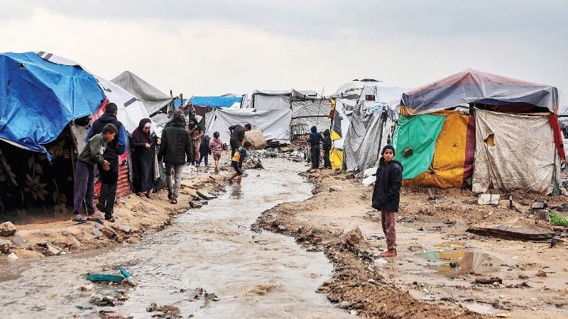 Người dân sinh sống trong các lều trại ở Dải Gaza. (Ảnh TÂN HOA XÃ)