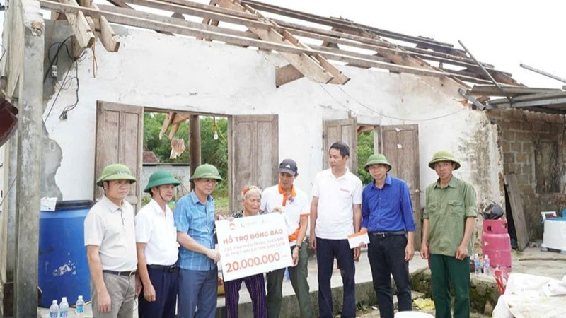 Hoạt động chung tay cùng hộ dân ở tỉnh Nghệ An khắc phục hậu quả thiên tai.