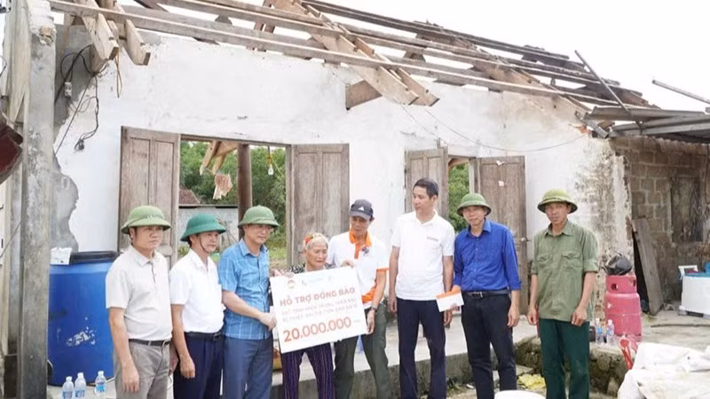 Hoạt động chung tay cùng hộ dân ở tỉnh Nghệ An khắc phục hậu quả thiên tai.