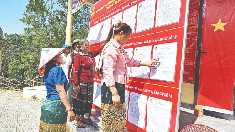Đồng bào dân tộc thiểu số ở phía bắc tỉnh Quảng Trị đọc thông tin các ứng cử viên. (Ảnh: HƯƠNG GIANG)