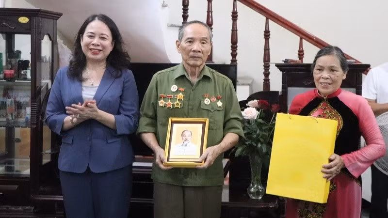 Phó Chủ tịch nước Võ Thị Ánh Xuân trao quà, động viên thương binh Nguyễn Đình Tâm ở phường Điện Biên Phủ.