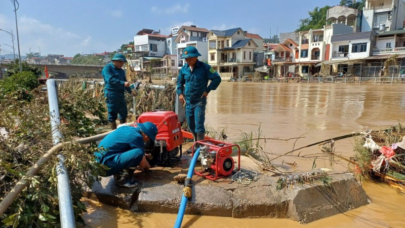 Lực lượng dân quân vận hành máy bơm, bơm nước vệ sinh đường phố, trường học tại phường Thục Phán, tỉnh Cao Bằng. (Ảnh MINH TUẤN)